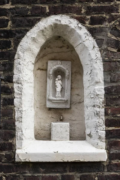 Gent, Belgium - Vallásos szobrászat Szent Erzsébet beguinázs egyik falában. Unesco Világörökség — Stock Fotó