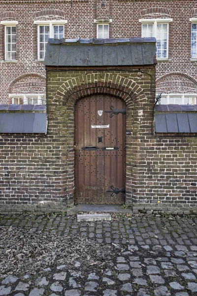 Gent, Bélgica - 22 de marzo de 2020: Antigua puerta de madera en el encanto de Santa Isabel. Patrimonio de la Humanidad de la Unesco — Foto de Stock