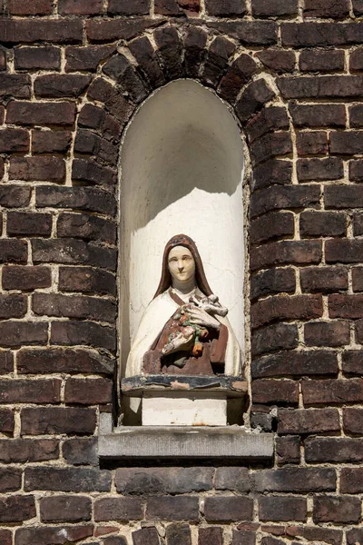 Gent, Belgien - Religiös skulptur i en av de valsar han Saint Elisabeth beguinage. Unescos världsarv — Stockfoto