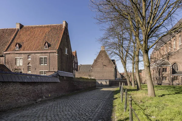 Gent, Belgio - 22 marzo 2020: Alleyway in the Saint Elisabeth beguinage Patrimonio dell'Umanità Unesco. Cobb9xpled strada . — Foto Stock