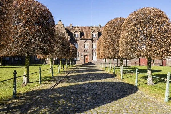 Gent, Belgio - 22 marzo 2020: il beguinage di Santa Elisabetta o Groot Begijnhof. Patrimonio mondiale dell'Unesco — Foto Stock