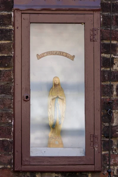 Gand, Belgique - 22 mars 2020 : Petite statue de Sainte Marie dans le béguinage Sainte Elisabeth ou Groot Begijnhof. Unesco . — Photo