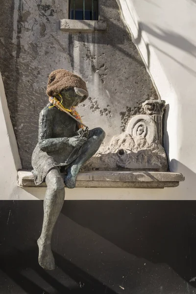 Gent, Belçika - 25 Mart 2020: The Knitster, Jean-Pierre Clemencon 'un bir bronz heykeli. Komşuların Prinsenhof 'u.