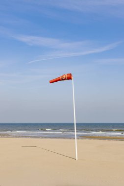 Oostende, Belçika - 11 Mayıs 2019: sahilde kırmızı bayrak. Yüzmeye izin verilmiyor.