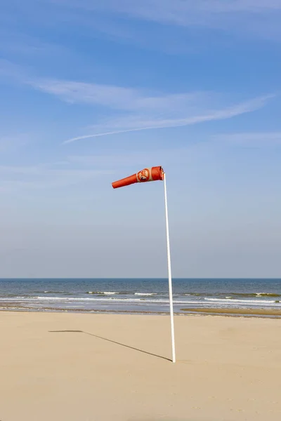 Oostende, Belçika - 11 Mayıs 2019: sahilde kırmızı bayrak. Yüzmeye izin verilmiyor.