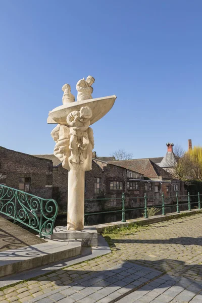Gent, Belçika - 25 Mart 2020 Lieve Nehri üzerindeki İmparatorluk Zevkleri Köprüsü. Komşuların Prinsenhof 'u. — Stok fotoğraf