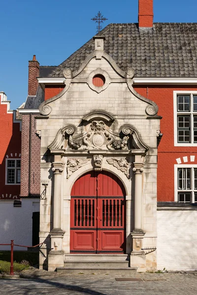 Gent, Belçika - 1 Nisan 2020: Ter Hoye 'un küçük beguinage' ında 1662 tarihli Portal. Unesco Listelendi. — Stok fotoğraf