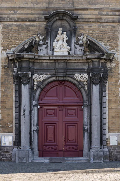 Gent, Belgien - 1 april 2020: Ingång till kyrkan i lilla beguinage Ter Hoye. Förteckning över Unesco. — Stockfoto