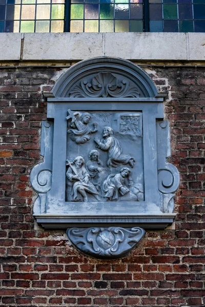 Beyler, Belçika - 1 Nisan 2020: heykel ayrıntıları. Küçük Beguinage Ter Hoye Kilisesi. Unesco Listelendi.