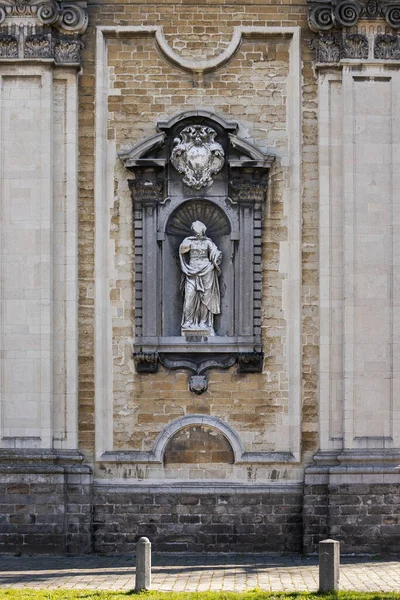 Gent, Belgien - 1. April 2020: Skulptur vor der Kirche des kleinen Beginenhofs Ter Hoye. UNESCO gelistet. — Stockfoto