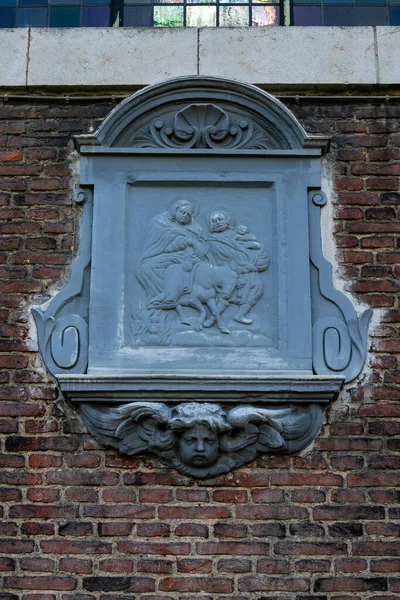 Gent, Belgien - 1. April 2020: Skulpturales Detail an einer der Wände im kleinen Beginenhof Ter Hoyen. UNESCO gelistet. — Stockfoto