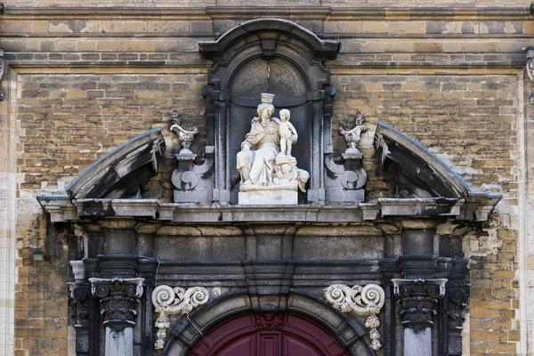 Gent, Belgien - 1. April 2020: Skulpturales Detail vor der Kirche im kleinen Beginenhof Ter Hoye. UNESCO gelistet. — Stockfoto