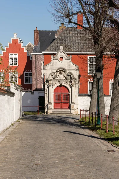 Gent, Belçika - 1 Nisan 2020: Ter Hoye 'un küçük beguinage' ında 1662 tarihli Portal. Unesco Listelendi. — Stok fotoğraf