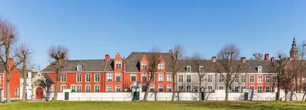 Gent, Bélgica - 1 de abril de 2020: Casas en el pequeño seductor Ter Hoyen. Lista de la Unesco . — Foto de Stock