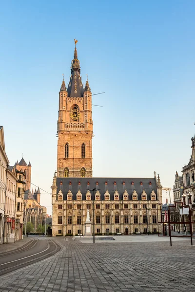 Gent, België - 9 april 2020: De 91 meter hoge Belfort van Gent. De hoogste klokkentoren van België. — Stockfoto