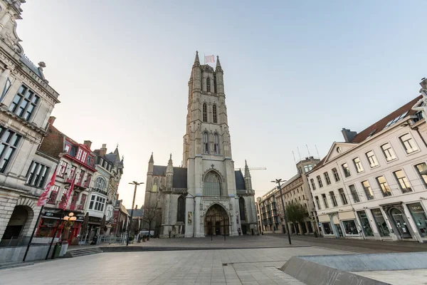 Gand, Belgique 9 avril 2020- La cathédrale Saint-Bavo, l'une des trois tours célèbres de la ville — Photo