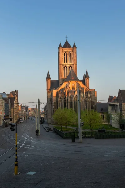 Gand, Belgique 9 avril 2020- L'église Saint-Nicolas vue depuis les escaliers du Beffroi — Photo