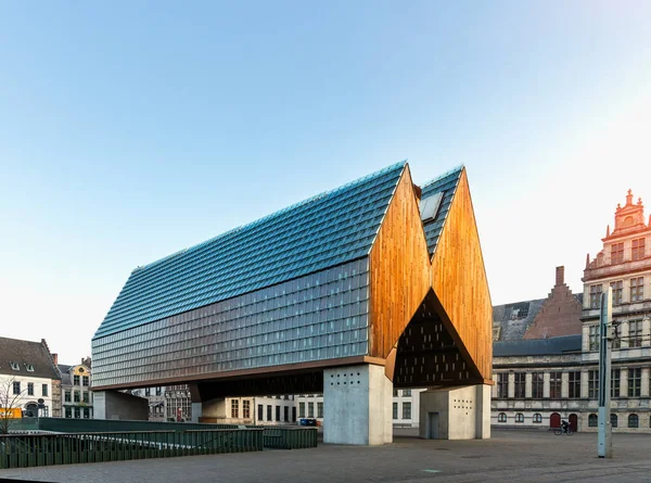 Gante, Bélgica 9 de abril de 2020: El pabellón de la ciudad junto al campanario y la iglesia de San Nicolás Imagen De Stock