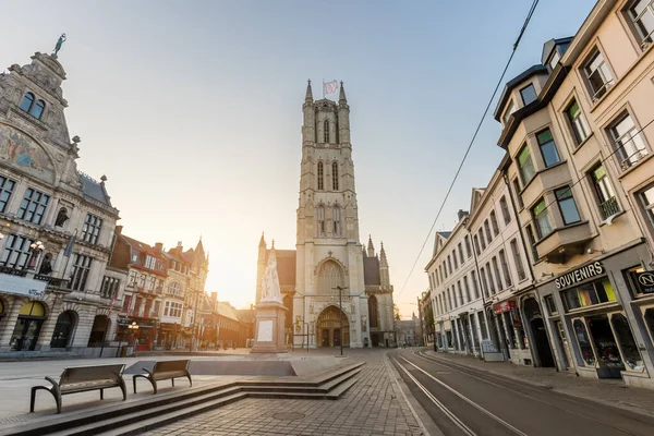 Gand, Belgique 9 avril 2020- La cathédrale Saint-Bavo, l'une des trois tours célèbres de la ville — Photo