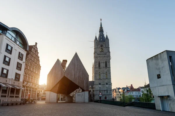 Gent, Belçika - 9 Nisan 2020: 91 metre boyundaki Gent Çanı. Belçika 'nın en uzun çan kulesi..