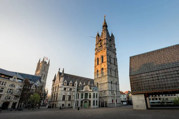Gent, België - 9 april 2020: De 91 meter hoge Belfort van Gent. De hoogste klokkentoren van België. — Stockfoto