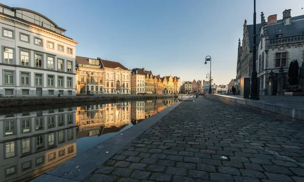 Gent, België - 9 april 2020: Zicht op de Graslei en Korenlei bij zonsopgang, één van de meest bezochte plaatsen in Gent. — Stockfoto