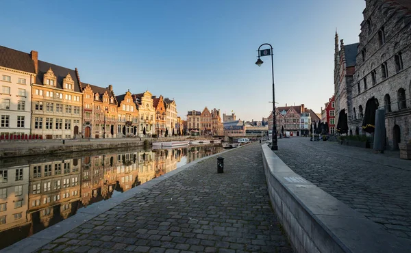 Gent, Bélgica - 9 de abril de 2020: Vista da Graslei en Korenlei ao nascer do sol, um dos lugares mais visitados em Ghent . Imagens De Bancos De Imagens Sem Royalties