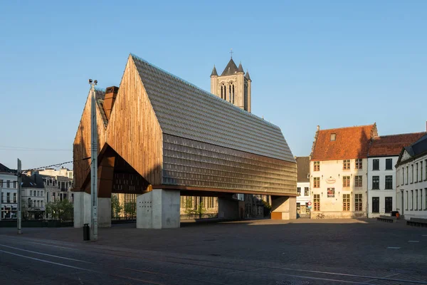 Gand, Belgique 9 avril 2020- Le pavillon de la ville à côté du Beffroi et de l'église Saint-Nicolas — Photo