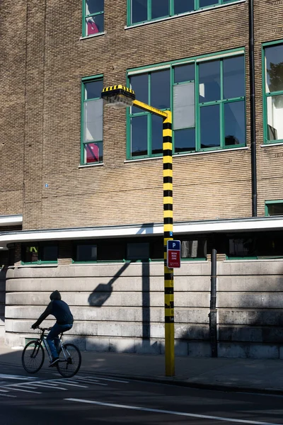 Gent, Belgien - 26. April 2020: Silhouette eines Radfahrers, der in die Sonne rast — Stockfoto