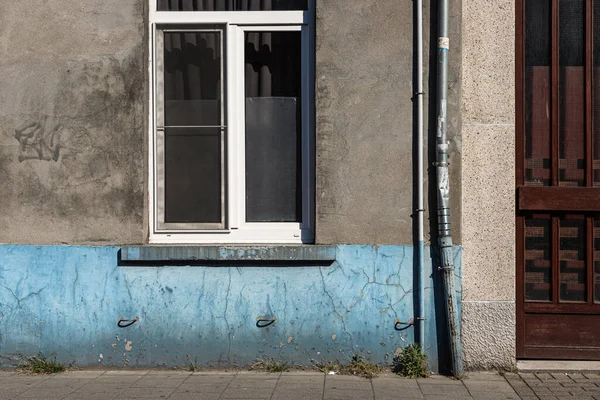 Gent, Belçika - 26 Nisan 2020: Çatlak boyalı eski cephe