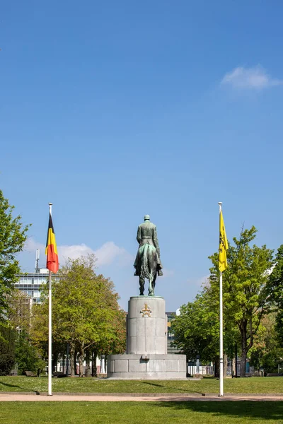 Gand, Belgique - 26 avril 2020 : Statue du roi Albert 1, photographiée de derrière dans le parc du roi Albert ou Zuidpark . — Photo