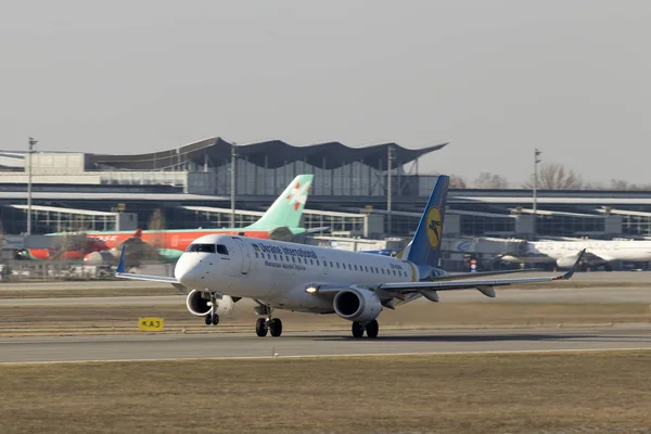 Ukraine International Airlines Embraer Erj190 samolot starcie z drogi startowej — Zdjęcie stockowe