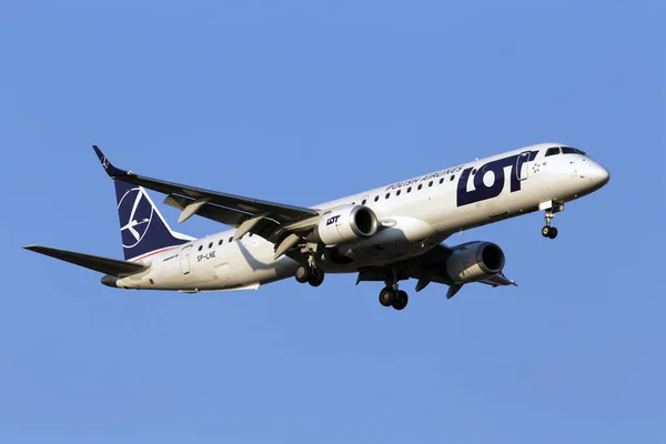 LOT - Aerolíneas polacas Embraer ERJ-195 aviones en el fondo del cielo azul — Foto de Stock