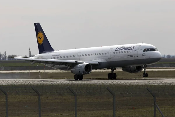 Самолеты Lufthansa Airbus A321-200 приземляются на взлетно-посадочную полосу — стоковое фото