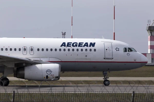 エーゲ海航空会社エアバス A320-200 航空機、滑走路の上を実行しています。 — ストック写真