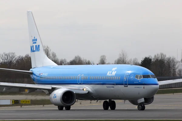 KLM Royal Dutch Airlines Boeing 737-800 sulla pista — Foto Stock