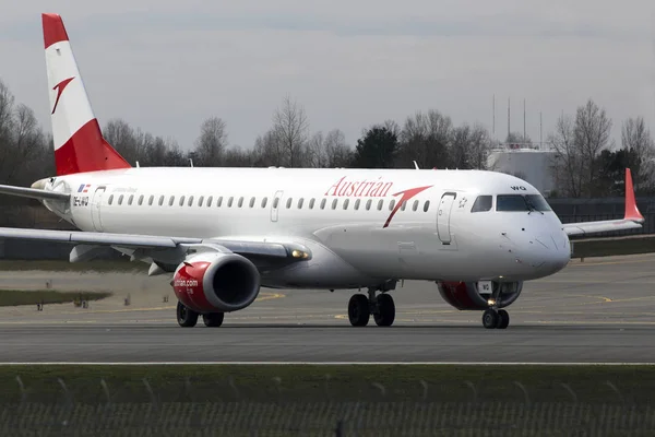 Austrian Airlines Embraer ERJ-195 aircraft running on the runway — Stock Photo, Image