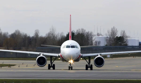 空気アラビア エアバス A320-200 航空機、滑走路の上を実行しています。 — ストック写真