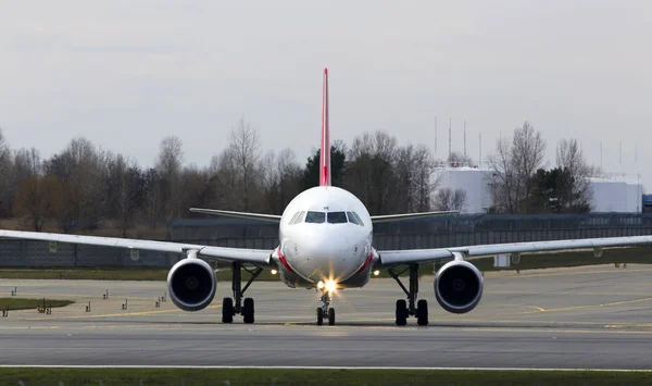 Aviones Airbus A320-200 de Air Arabia funcionando en la pista — Foto de Stock