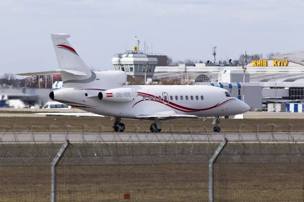 Aeronaves Dassault Falcon 900EX preparando-se para decolagem da pista — Fotografia de Stock