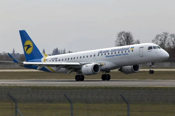 Přistání na dráze letadla Ukrajina International Airlines Embraer Erj190-100 — Stock fotografie