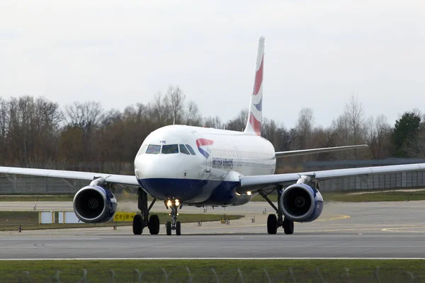 British Airways Airbus A320-200 Aviones A320-200 en funcionamiento en la pista — Foto de Stock