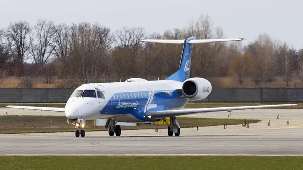 Dniproavia embraer erj-145 Flugzeuge auf der Landebahn — Stockfoto
