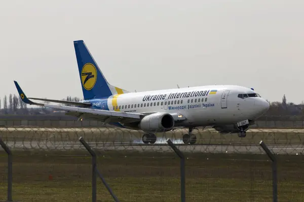 Ukraine International Airlines Boeing 737-500 statków powietrznych lądujących na wybiegu — Zdjęcie stockowe