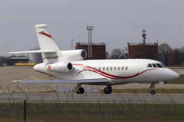 Dassault Falcon 900ex uçak kalkış pist üzerinden için hazırlanıyor