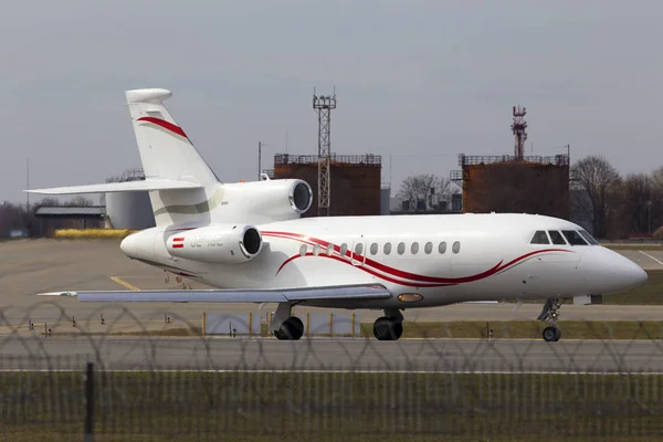 Aeronaves Dassault Falcon 900EX preparando-se para decolagem da pista — Fotografia de Stock