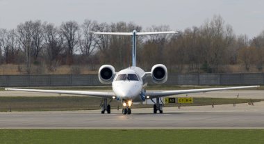 Dniproavia Embraer Erj-145 Uçak piste çalıştıran
