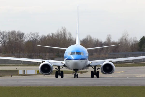 KLM Royal Dutch Airlines Boeing 737-800 aeronaves em execução na pista — Fotografia de Stock
