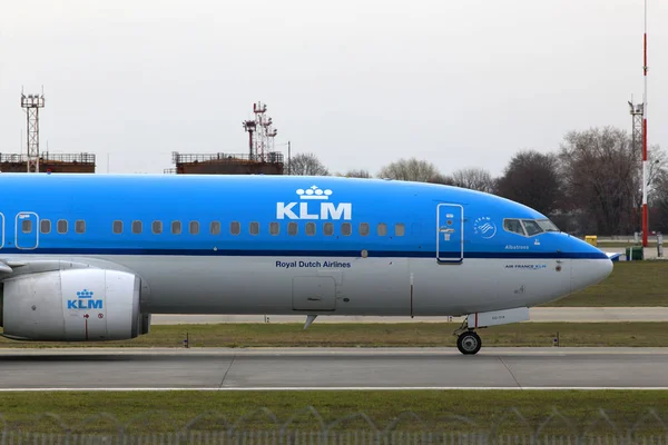 KLM Royal Dutch Airlines Boeing 737-800 aeronaves em execução na pista — Fotografia de Stock