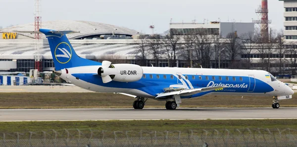 Dniproavia Embraer ERJ-145 aircraft landing on the runway — Stock Photo, Image